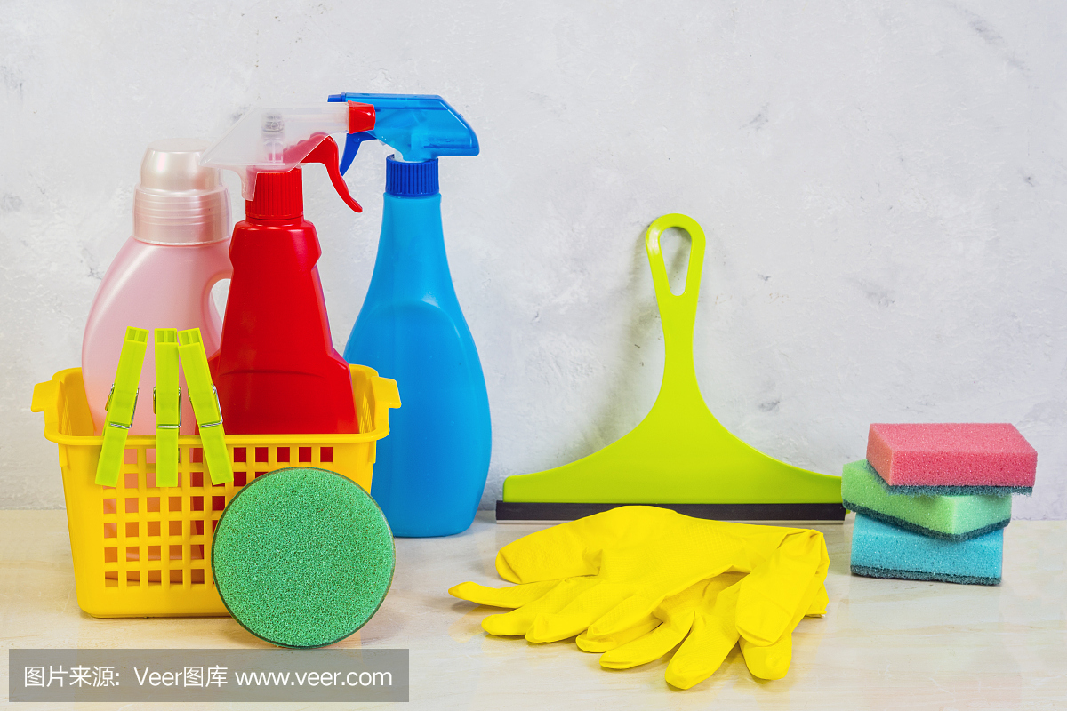 家里的清洁工具和产品。